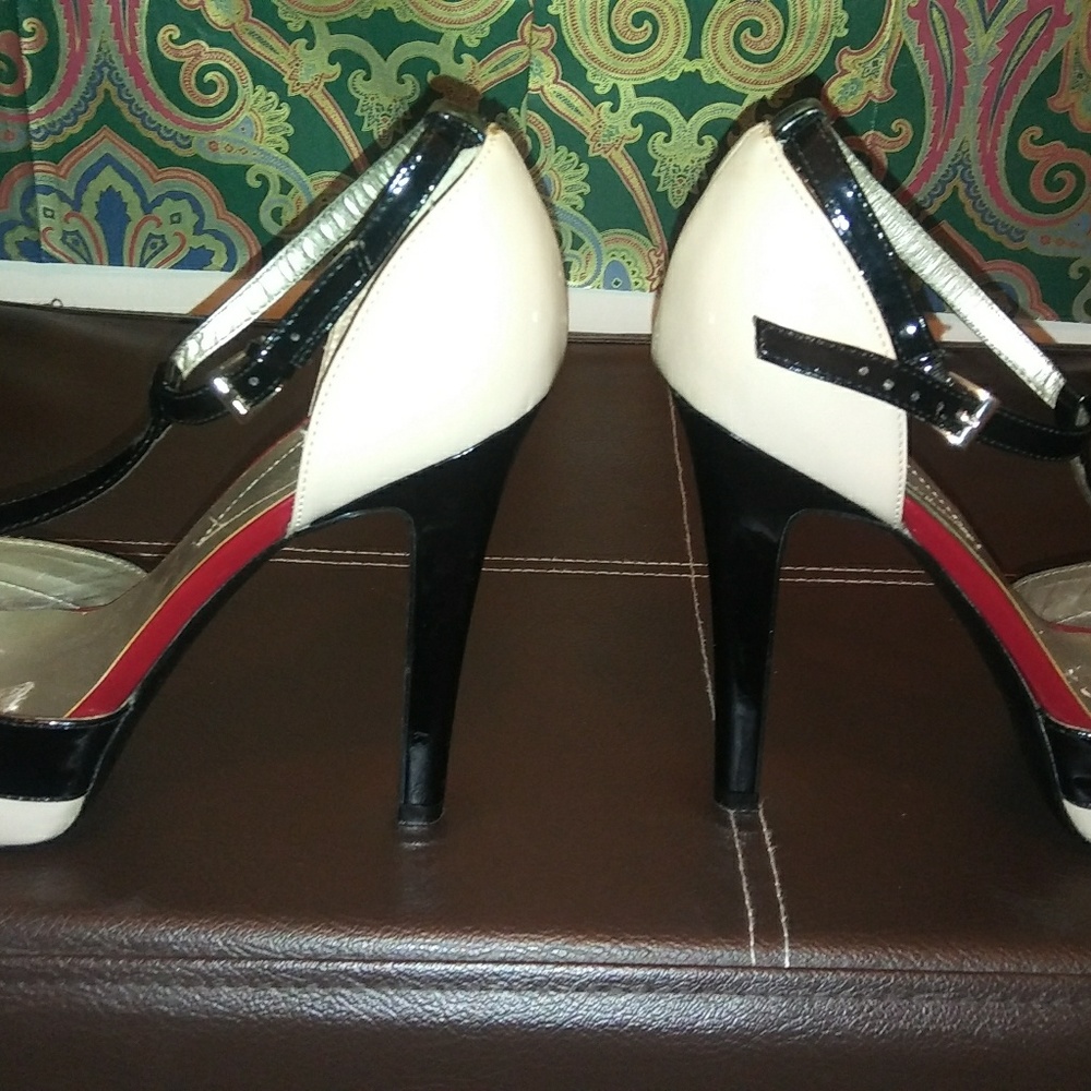 Guess - Picture 5 of 5